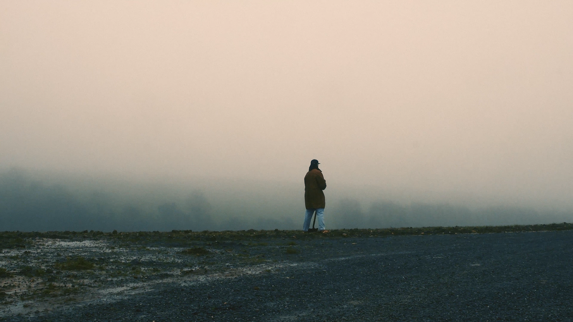 « Who Cares? » : Van Praet dévoile un clip hypnotique sur les excès